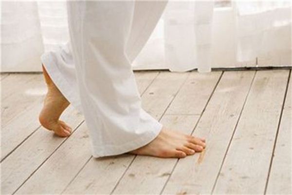梦见光脚走路_做梦梦到光脚走路是什么意思