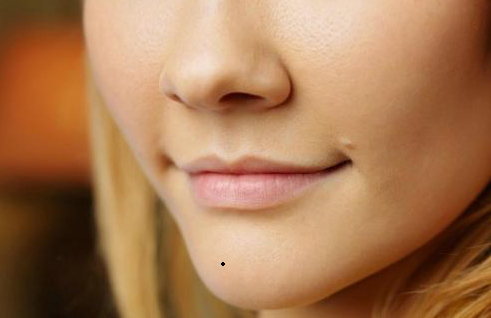 女人下巴正中有痣,靠近嘴唇则代表钱财方面出问题,靠近下巴底边,代表