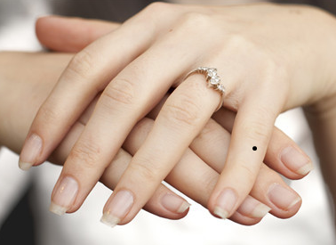 一般小拇指有痣的女人会比较善良,善良能使人美丽,美好的品行能帮你