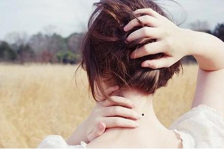 如果女人脖子后面有痣是旺夫的象征,能够逢凶化吉.