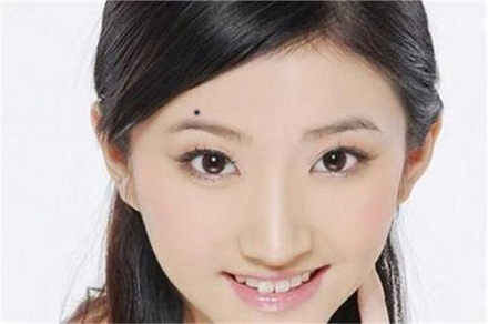 女人右眉上方有痣,非富则贵,一生贵人多助,衣食无缺.