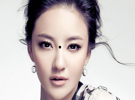 如果你老公两眼之间有痣,表示会影响妻子命运,特别是身体,如果女人有