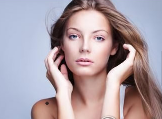 从传统的相术学说来看的话,女人肩膀长痣就不太好,肩膀长痣是劳碌命