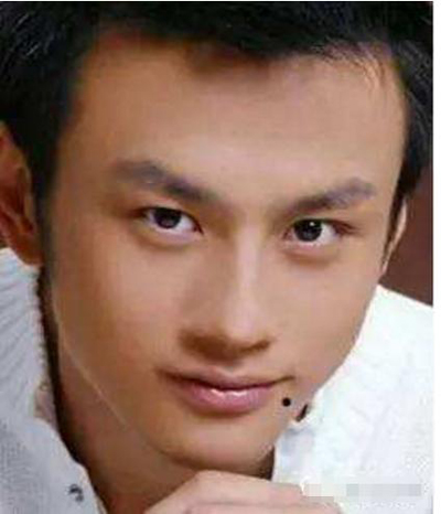 4,男人嘴巴有痣男人上嘴唇有痣,则说明你们非常重感情,心思细腻,追求