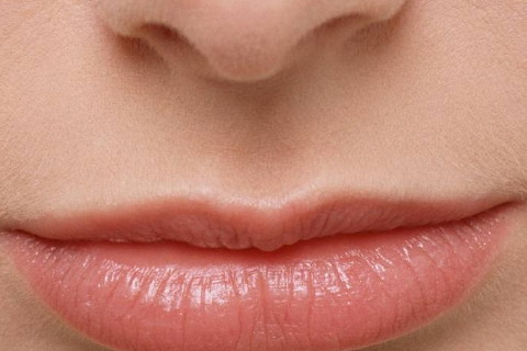 上嘴唇薄的女人怎样