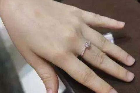 在手相学中,对于手掌比较大的女人做事情是相当谨慎的,往往在做事情之