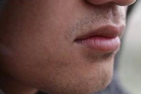 上下嘴唇厚的男人面相