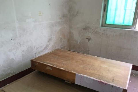 梦见睡在一个很脏的房子里