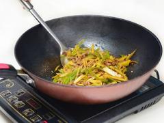 梦见自己炒菜吃饭