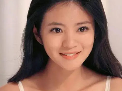 鼻子高挺的女孩子面相特别有福气在面相学中,如果一个女孩子的鼻子是