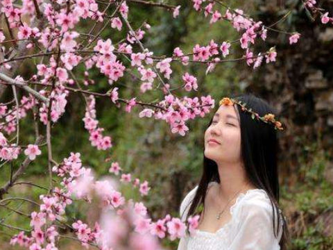 八字中什么样的人天生桃花多