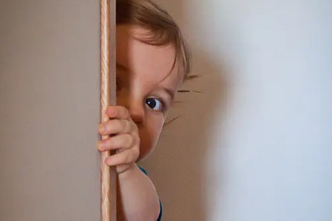 梦见自己到处躲起来