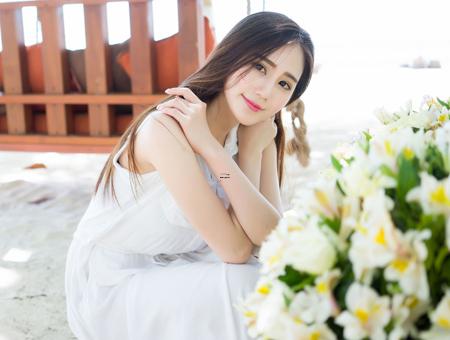女生握拳卖萌,女生握拳看手相