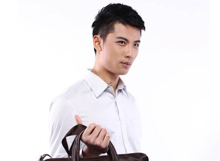 鼻毛外露的男人在职场上运势如何,面相学上鼻毛外露的人容易破财
