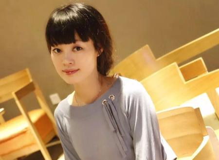 女人左手中指下有竖纹手相图,女人左手中指下有竖纹手相