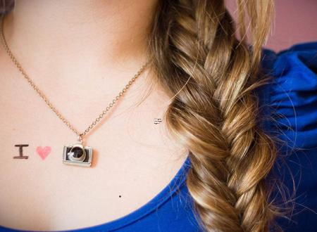 右手掌小指背有痣的地方代表什么 右手手心长痣在太阴丘代表什么