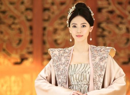 四十岁后富贵的女人手纹,40岁女人手相看婚姻