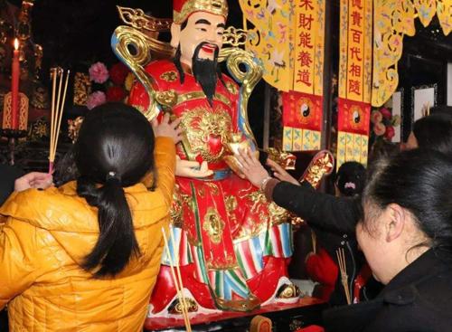 右嘴角有痣的女人面相如何,右嘴角有痣代表什么